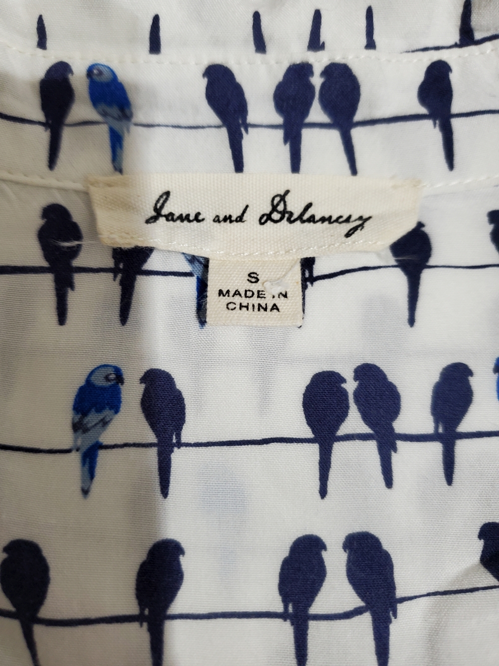 June & Delancy Bird Print Blouse S Blue White Rayon Button Front Tab Sleeve - Picture 2 of 6
